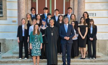 Die Schüler der Klasse 8A (v. l.:): Aigner Ronja, Bachl Sandra, Bruckner Niklas, Fischereder Lorena, Hitzenberger Marie-Sophie, Klauß Meret, Lang Matthias, Langeder Larissa, Lugmayr Valentin, Michlmair Magdalena, Pennerstorfer Moritz, Pfistermüller Valentina, Steinwendner Marie, Stickler Jakob, Traunbauer Aina, Yigit Rüya (Foto: Stift Kremsmünster | Dieter Rodemund)