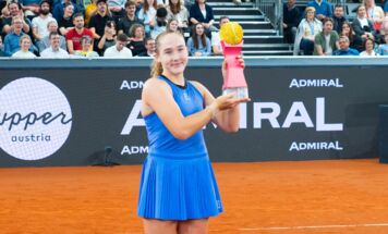 Die 18-jährige Turniersiegerin mit der Siegertrophäe; gerd2709