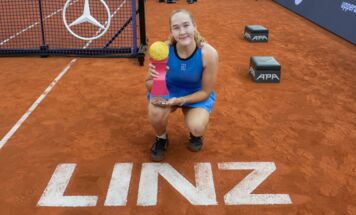 Mirra Andreeva posiert mit dem Siegerpokal; gerd2709