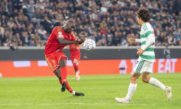 Adeniran zirkelt den Ball in die Ecke; Foto: gerd2709