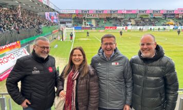 Siegfried Doppler (OÖ Berufsschulen), Tips-Chefredakteurin Alexandra Mittermayr, Sportlandesrat Markus Achleitner und Fritz Dallamaßl (Direktor-Stellvertreter WKOÖ) verfolgten mit Spannung das OÖ Derby