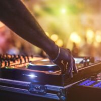 Französischer DJ Kavinsky tot in Pariser Wohnung aufgefunden