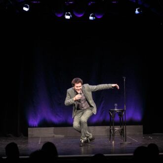 Die Kunst des Verweilens: Hosea Ratschiller lädt in seinen „Happy Place“ im OKH