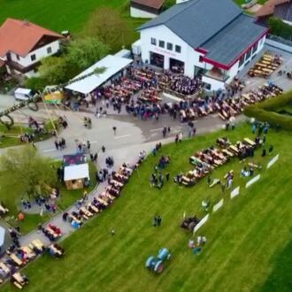 Traditionelles Maibaum stellen der Zeche Michlbach